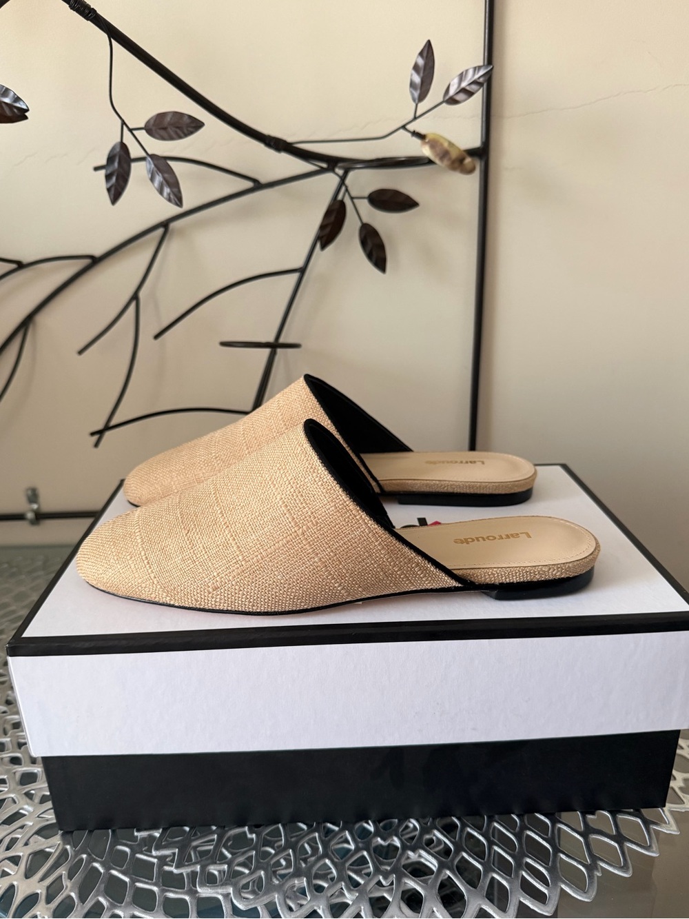 Larroude Venice Flat Mule In Beige Raffia and Leather w Black Trim Size 7.5 NIB - Picture 9 of 16